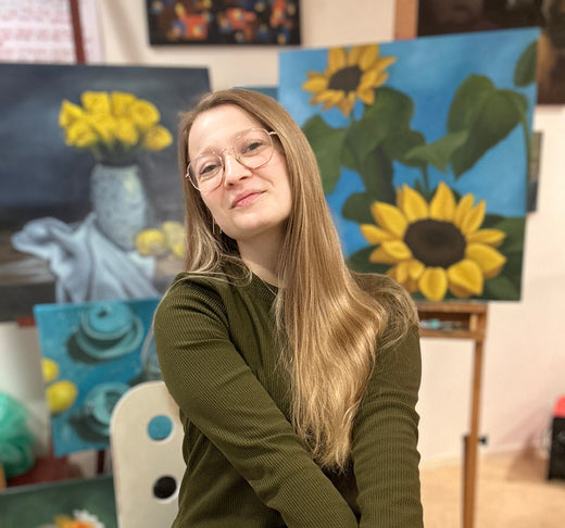 Lena Schots in her studio in Rotterdam, The Netherlands - abstract experimental mixed media artist, still life artist, oils, acrylics, workshops, newsletter, commissioned paintings, commissions open Rotterdam